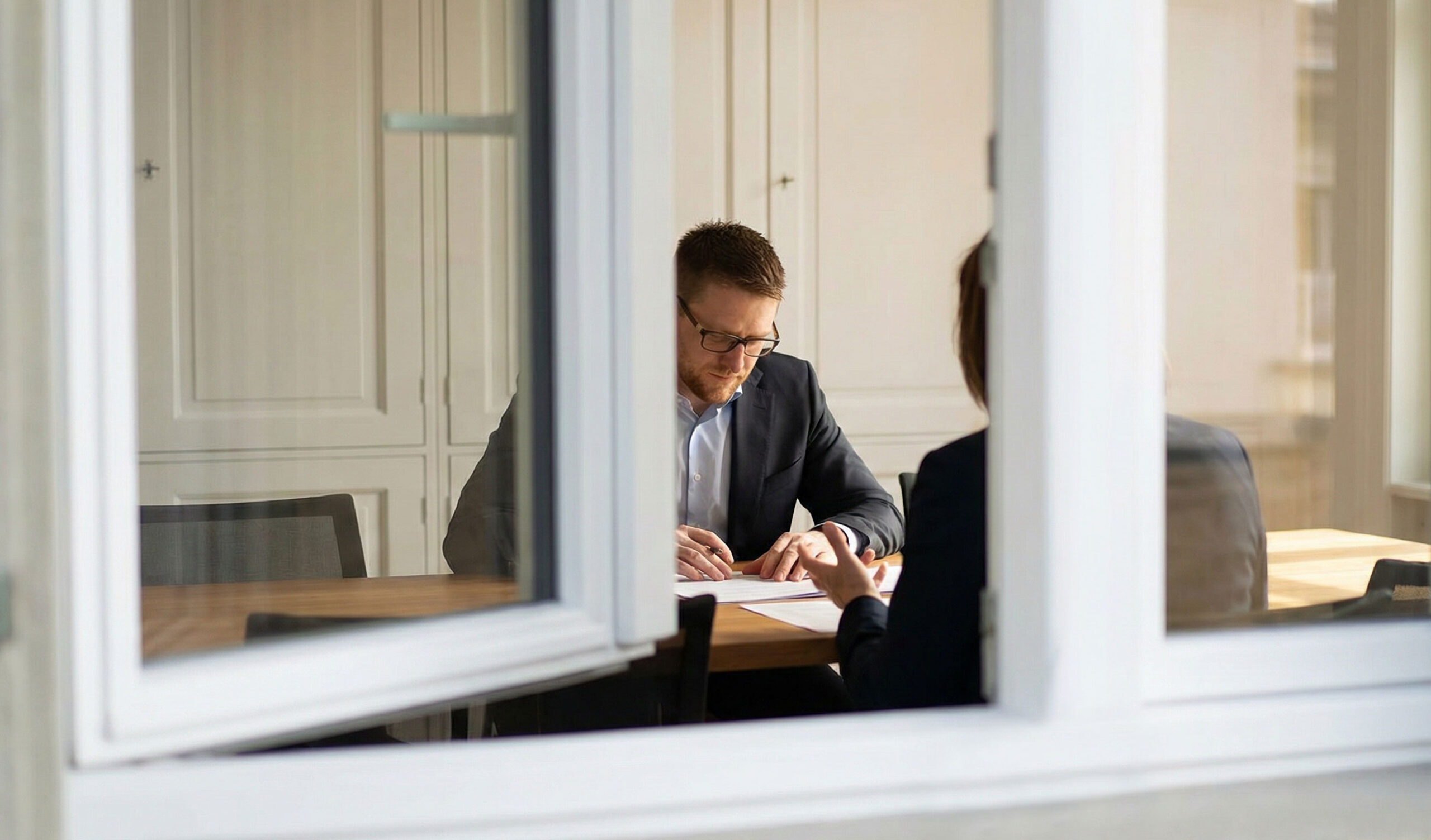 Beratungsgespräch im Sitzungszimmer der ATO Treuhand AG in Bern